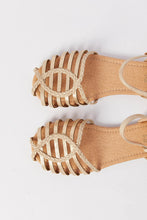 Load image into Gallery viewer, صندل مزين باللون الذهبي للبنات الكبار