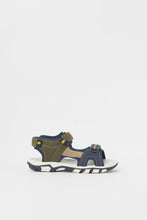 Load image into Gallery viewer, صندل مزين باللون الزيتي والأزرق للأولاد الصغار