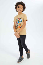 Load image into Gallery viewer, تيشيرت بطباعة باللون البيج للأولاد الصغار