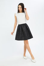 Load image into Gallery viewer, تنورة سادة باللون الأسود للبنات الكبار