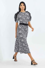 Load image into Gallery viewer, بلوزة بأكمام أورجانزا باللون الأسود والأبيض للنساء