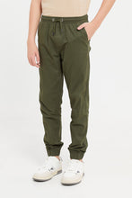 Load image into Gallery viewer, بنطلون كاجوال للأولاد الكبار باللون الزيتوني