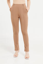 Load image into Gallery viewer, بنطال بأرجل مستقيمة مطاطي باللون الرمادي الداكن: بني