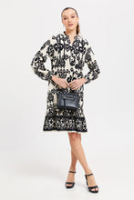 Load image into Gallery viewer, فستان نسائي أسود مطبوع بطول الركبة