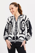 Load image into Gallery viewer, بلوزة مطبوعة باللونين الأبيض والأسود
