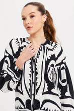 Load image into Gallery viewer, بلوزة مطبوعة باللونين الأبيض والأسود