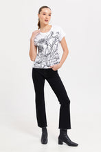 Load image into Gallery viewer, تيشيرت مطبوع باللون الأبيض للنساء