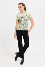 Load image into Gallery viewer, تيشيرت مطبوع باللون الأخضر للنساء