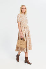 Load image into Gallery viewer, بلوزة مطبوعة باللون البيج للنساء