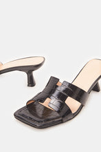 Load image into Gallery viewer, حذاء أسود بتأثير جلد التمساح الجزء العلوي