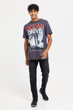 Load image into Gallery viewer, تيشيرت مطبوع باللون الرمادي الداكن للرجال