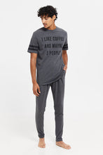 Load image into Gallery viewer, طقم بيجامة مطبوع باللون الرمادي للرجال (قطعتين)
