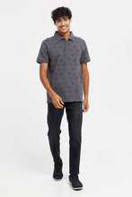 Load image into Gallery viewer, قميص بولو مطبوع باللون الرمادي الداكن للرجال