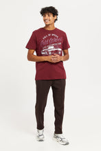 Load image into Gallery viewer, تيشيرت مطبوع باللون الأحمر الداكن للرجال