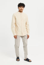 Load image into Gallery viewer, قميص بياقة ماندارين باللون البيج للرجال