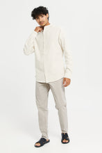 Load image into Gallery viewer, قميص بياقة ماندارين باللون البيج للرجال