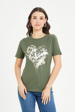 Load image into Gallery viewer, تي شيرت بطبقة من رقائق الزيتون: أخضر داكن