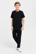 Load image into Gallery viewer, قميص بولو بياقة ماندارين أسود للأولاد الكبار