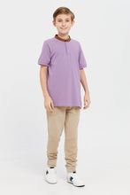 Load image into Gallery viewer, قميص بولو للأولاد الكبار باللون الأرجواني الفاتح وياقة الماندرين