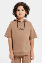 Load image into Gallery viewer, طقم تي شيرت بني كبير الحجم بغطاء للرأس مع شورت للأولاد (قطعتان)