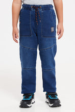 Load image into Gallery viewer, بنطال رياضي للأولاد مزود بألواح باللون الكحلي جينز