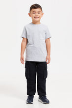 Load image into Gallery viewer, بنطال رياضي بجيب كارجو باللون الأسود للأولاد