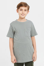 Load image into Gallery viewer, تي شيرت للأولاد الصغار باللون الزيتوني بأكمام قصيرة وجيب