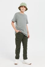 Load image into Gallery viewer, تي شيرت للأولاد الصغار باللون الزيتوني بأكمام قصيرة وجيب