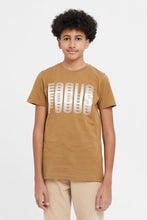 Load image into Gallery viewer, تي شيرت برسومات بأكمام قصيرة باللون البني