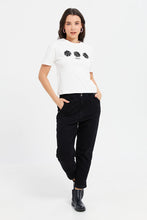 Load image into Gallery viewer, بلوزة محبوكة مطرزة من الأمام باللون الأبيض مع تفاصيل معدنية عند الرقبة: عاجي