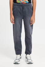 Load image into Gallery viewer, بنطلون رياضي للأولاد باللون الرمادي من قماش الدنيم المتماسك مع أساور