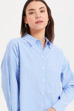 Load image into Gallery viewer, قميص مخطط باللون الأزرق للنساء