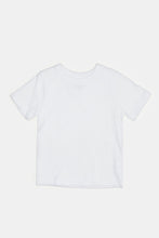 Load image into Gallery viewer, طقم قميص وتيشيرت باللون البيج والأبيض للأولاد الرضّع (قطعتين)