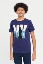 Load image into Gallery viewer, تي شيرت برسومات بأكمام قصيرة باللون الأزرق الداكن للأولاد من سنيور بويز
