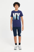 Load image into Gallery viewer, تي شيرت برسومات بأكمام قصيرة باللون الأزرق الداكن للأولاد من سنيور بويز