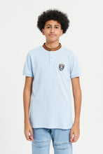 Load image into Gallery viewer, تيشيرت بولو بياقة ماندرين باللون الأزرق للأولاد الكبار