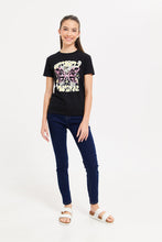 Load image into Gallery viewer, تيشيرت مطبوع باللون الأسود للبنات الكبار