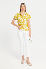 Load image into Gallery viewer, جينز بخصر متوسط بقصة مستقيمة باللون الأبيض للنساء