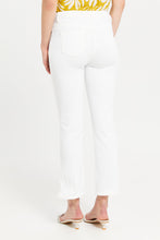 Load image into Gallery viewer, جينز بخصر متوسط بقصة مستقيمة باللون الأبيض للنساء