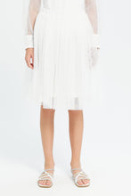 Load image into Gallery viewer, تنورة مزينة بالتول واللؤلؤ باللون الأبيض للبنات الكبار