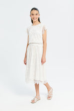 Load image into Gallery viewer, توب مزين بالدانتيل باللون الأبيض و الكريمي للبنات الكبار