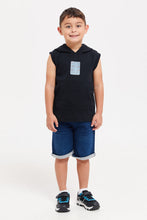 Load image into Gallery viewer, تي شيرت بقبعة باللون الأسود للأولاد الصغار