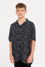 Load image into Gallery viewer, قميص كاجوال كبير الحجم مطبوع باللون الأسود للأولاد الكبار