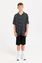 Load image into Gallery viewer, قميص كاجوال كبير الحجم مطبوع باللون الأسود للأولاد الكبار