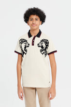 Load image into Gallery viewer, تيشيرت بولو بطبعة أمامية باللون البيج للأولاد الكبار