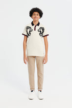 Load image into Gallery viewer, تيشيرت بولو بطبعة أمامية باللون البيج للأولاد الكبار