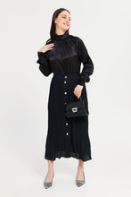 Load image into Gallery viewer, بلوزة جاكار باللون الأسود للنساء