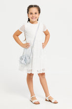 Load image into Gallery viewer, فستان بملمس بارز باللون الأبيض للبنات الصغار
