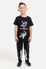 Load image into Gallery viewer, تي شيرت للأولاد برسومات الفضاء باللون الأسود