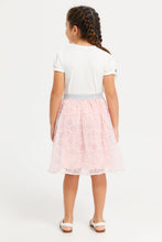 Load image into Gallery viewer, طقم توب وتنورة مزين باللون الوردي والأبيض للبنات الصغار (قطعتين)
